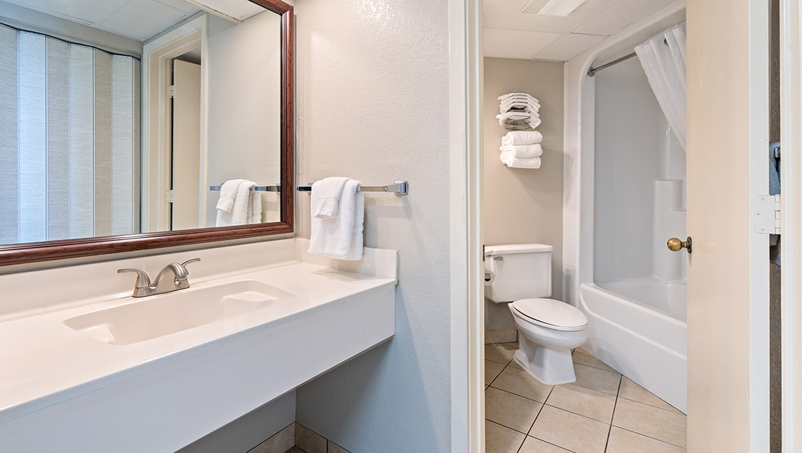 Angle Oceanview Deluxe 1 Bedroom Condo sleeps (6)
